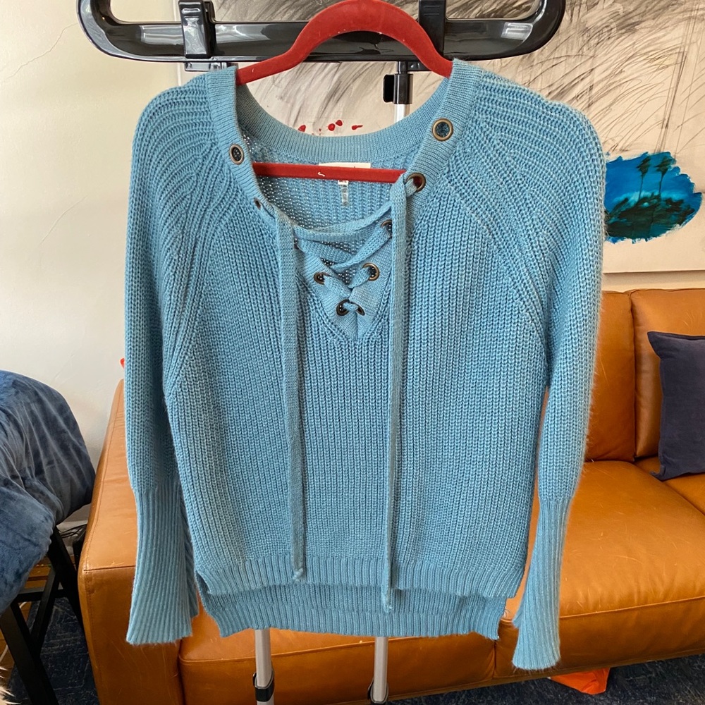 Blue sweater with v neck and trumpet sleeves
